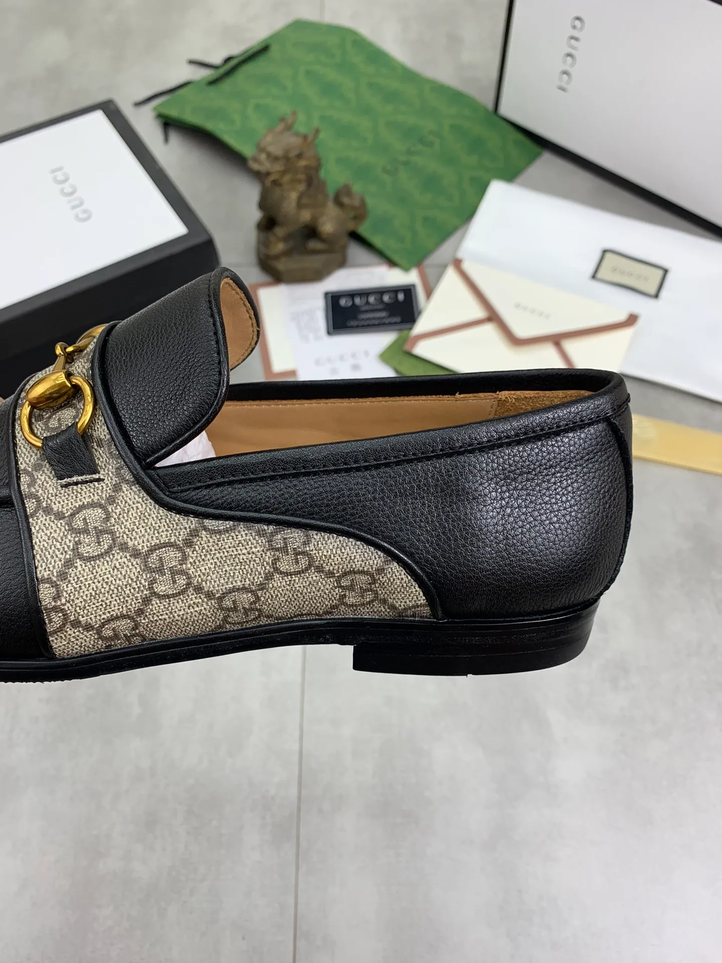 Men's shoes 💰P580 💰[New model] Genuine leather outsole series 🆘Water-dyed cow lining [GUCCI] Gucci leather shoes, top purchasing men's 2023 counters are on sale simultaneously, top-grade original calfskin imported from Italy ➕ first-layer cowhide lining) original factory special original sole, fine workmanship, impeccable 👍 You can go in and out of the counter at will; the real thing is super beautiful, code number: 38 to 45 black Brown 🉑️Choose a full set of packaging at the counter